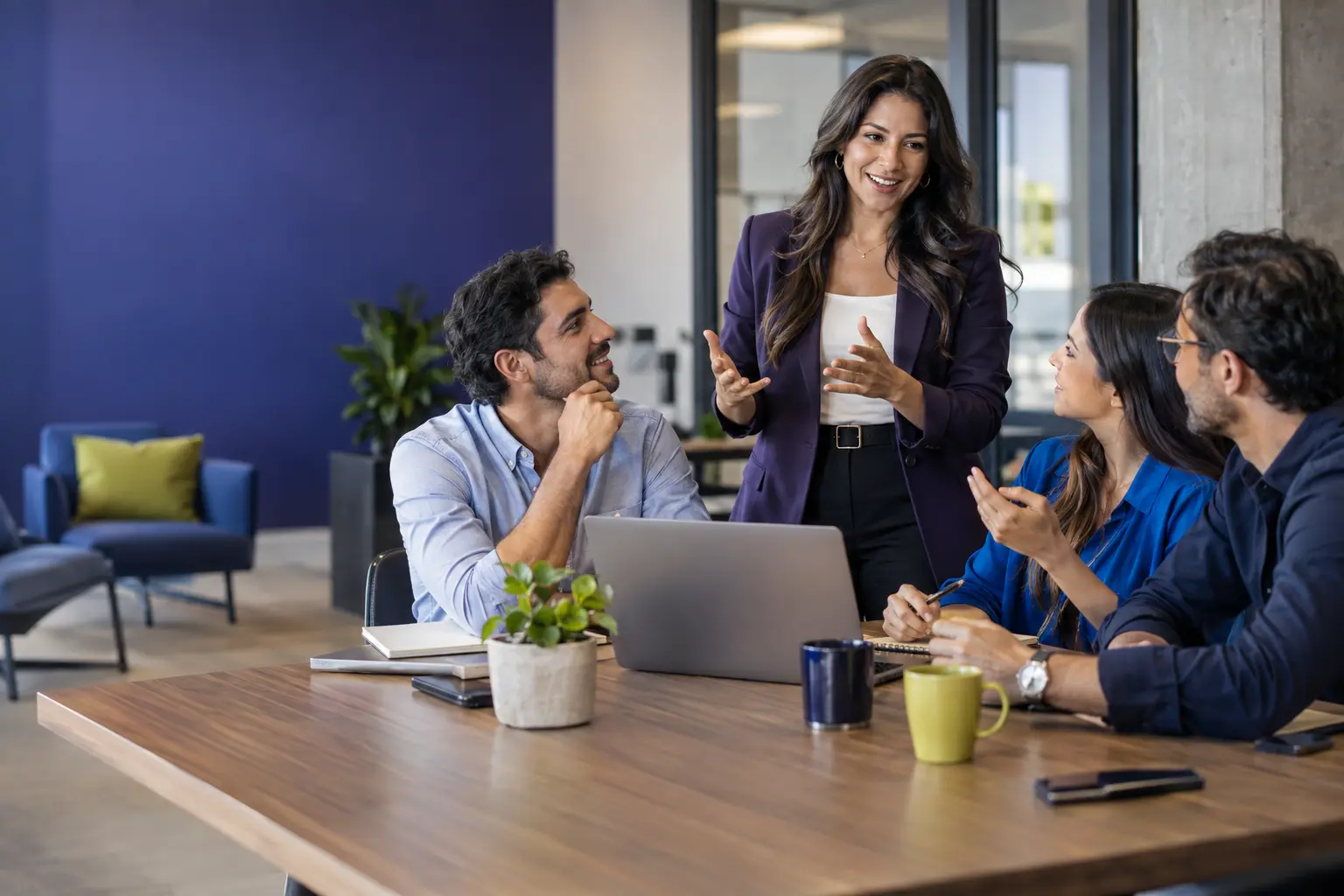 Equipo profesional participando en una reunión híbrida en inglés
