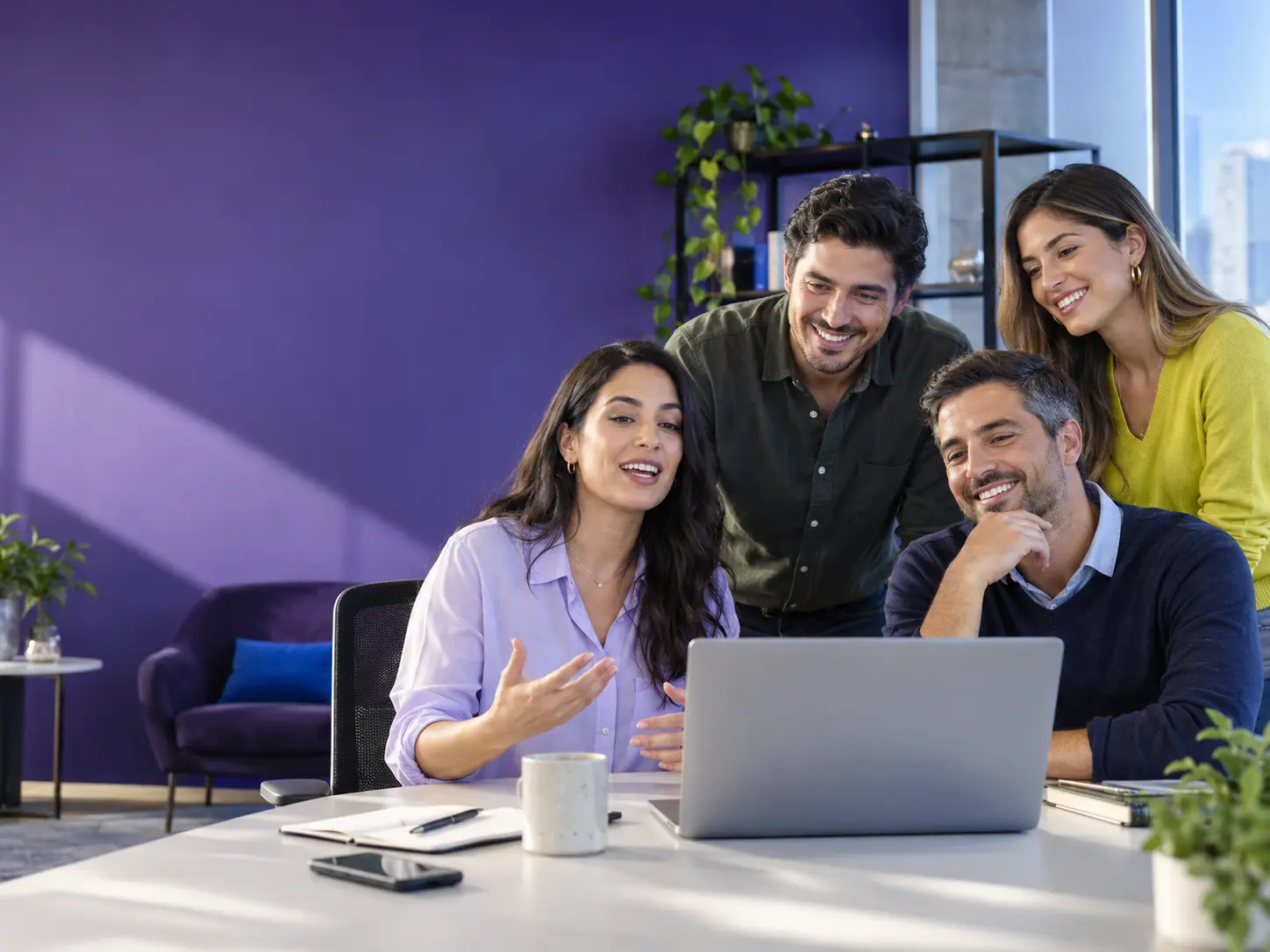 Equipo profesional participando en una capacitación de inglés